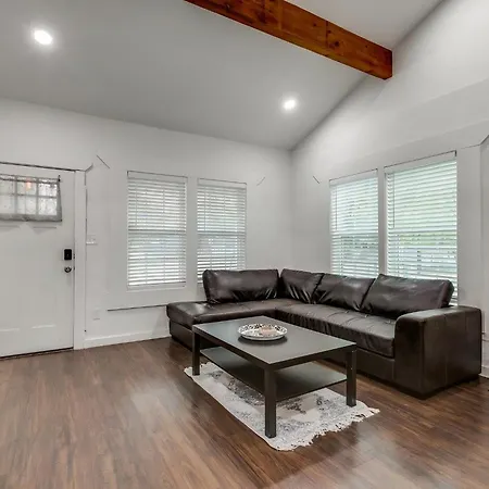 8 Mins To Riverwalk, Fenced Backyard, Pets Allowed, King Bed